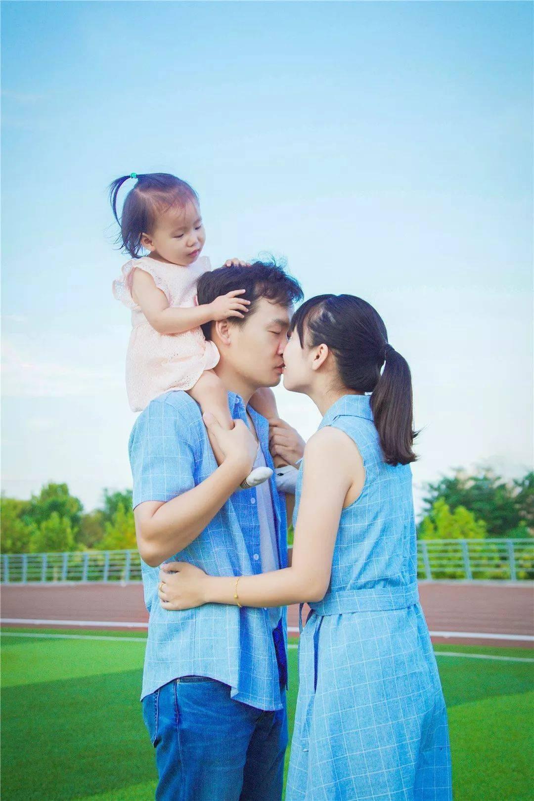 二顺隔玻璃看女儿,加悦悦激动得1秒下树,来跟前和妈妈“贴贴”