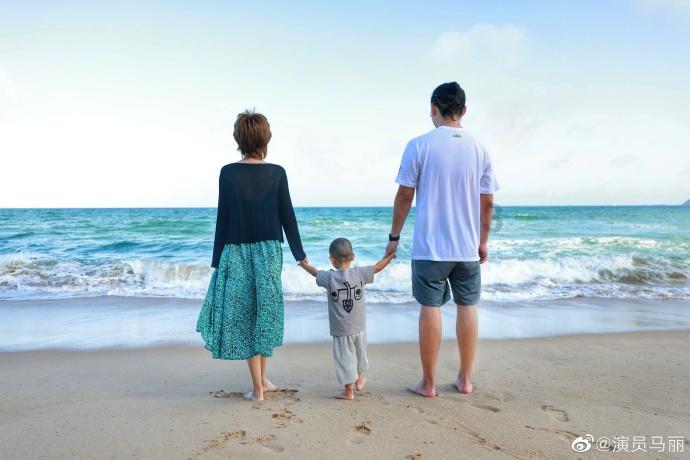 李喜梅夫妇身穿少数民族盛装宣传自己婚礼，马上在老家补办婚礼